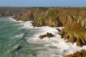 Charter Normandie-Bretagne: Die Kanalinsel Guersey mit spektakul?rer Brandung an der Steilk?ste